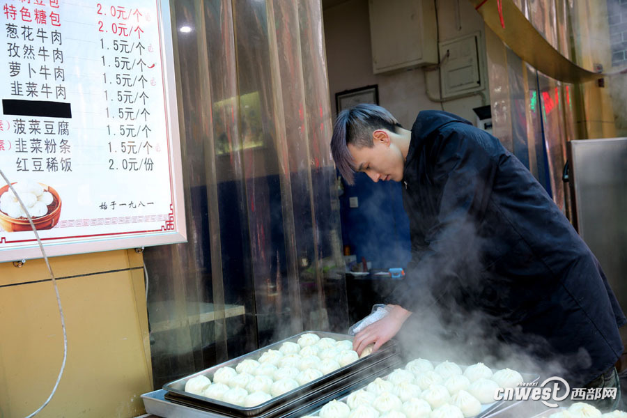 90后时尚小伙一天卖2000多包子 想开连锁店( 2 / 16 )