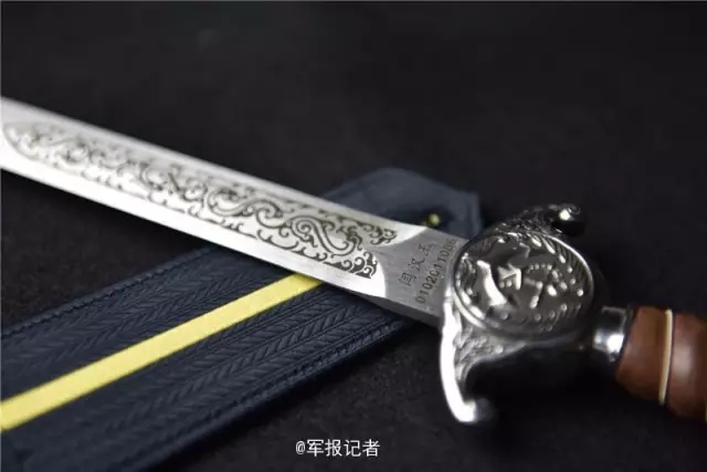 軍方三種佩劍：深藍之劍、海之劍、軍魂劍