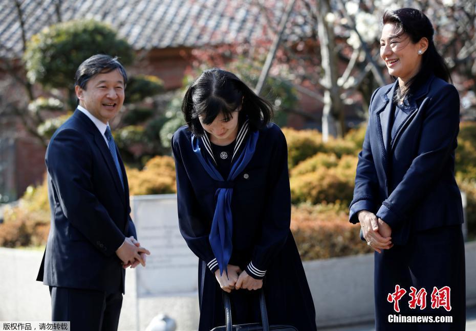 日本爱子公主参加毕业典礼 太子太子妃陪同