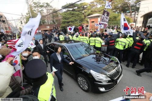 韩国检察厅特别调查本部于21日上午9时30分传唤前总统朴槿惠，对她受贿、滥用职权等嫌疑进行调查。