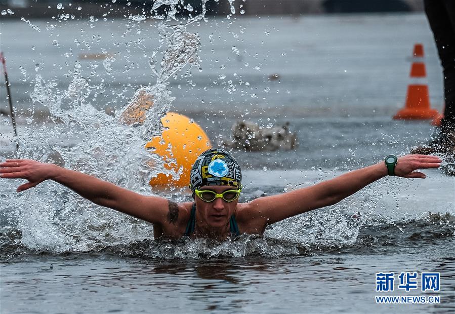 3月18日,冬泳爱好者参加俄罗斯圣彼得堡国际冬泳节.