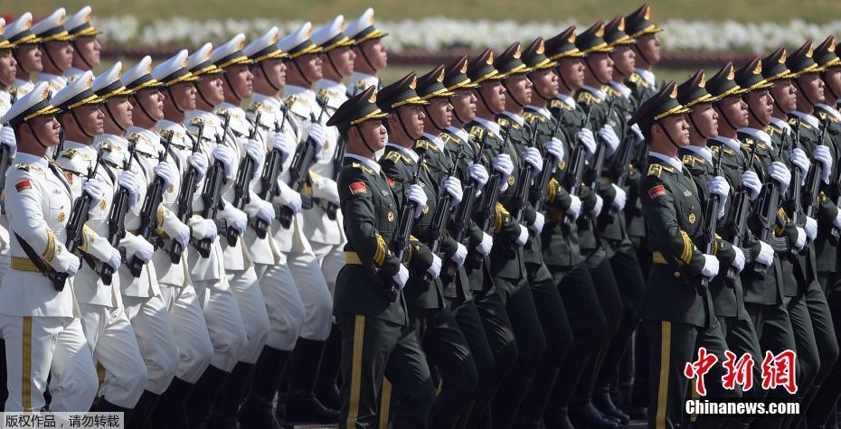 解放军三军仪仗队亮相“巴基斯坦日”阅兵仪式