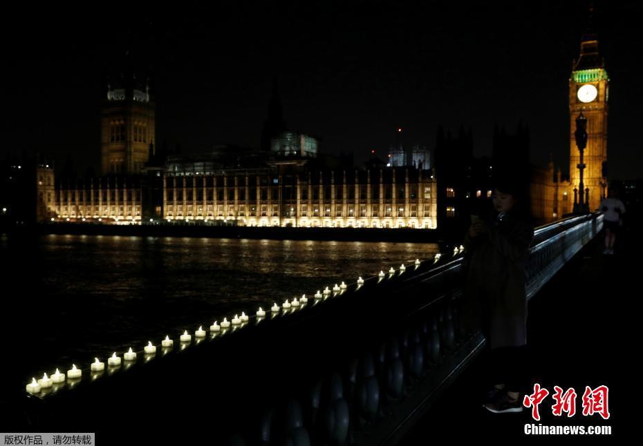 伦敦民众烛光集会悼念恐怖袭击遇难者