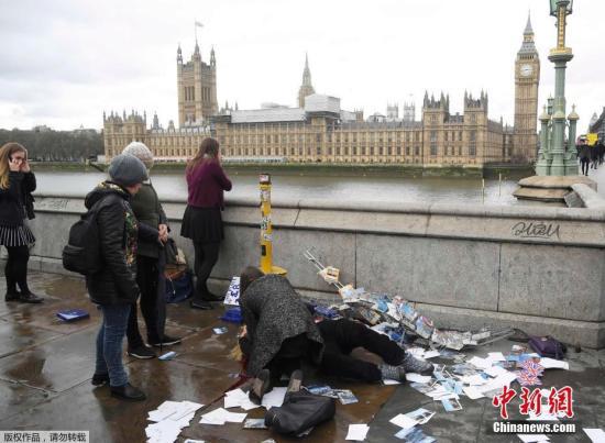 当地时间3月22日下午，英国议会大厦外发生袭击事件。现场受伤民众伤情严重，围观者自发对伤员展开救援。2