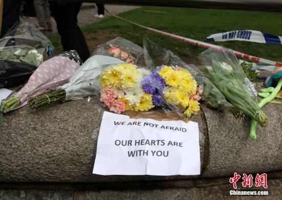 3月23日，伦敦市民在英国议会大厦附近向恐怖袭击事件中的遇难者献花。3月22日，英国议会大厦外发生恐怖袭击事件，造成5人死亡、40余人受伤。 <a target=&apos;_blank&apos; href=&apos;http://www.chinanews.com/&apos;><p align=