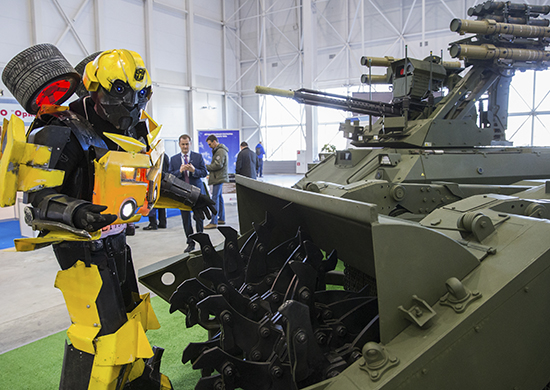 俄多款军用机器人亮相 科幻感十足