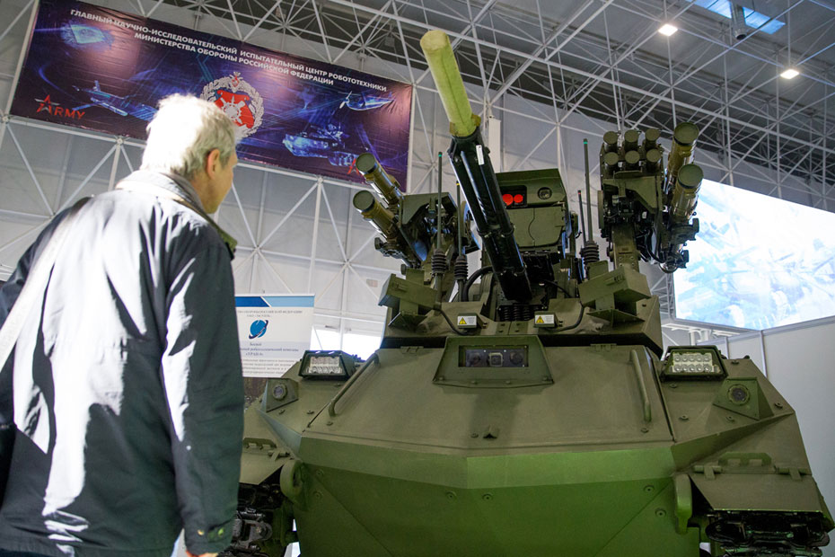 俄多款军用机器人亮相 科幻感十足