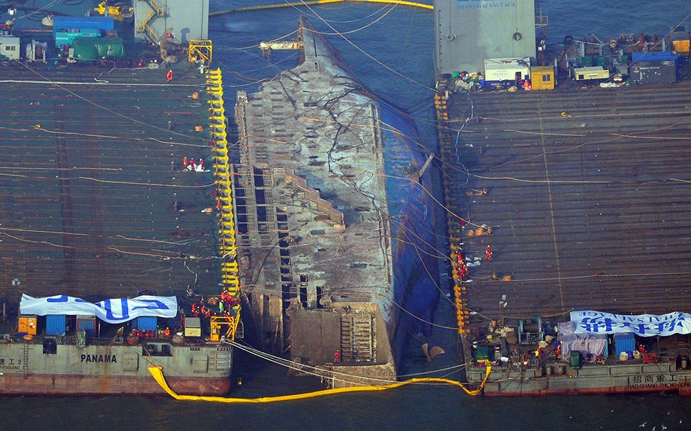 圖為3月23日在南韓珍島郡附近海域航拍的“世越”號沉船出水現場畫面。