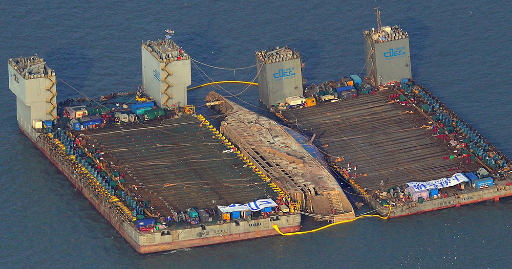 图为3月23日在韩国珍岛郡附近海域航拍的“世越”号沉船出水现场画面。