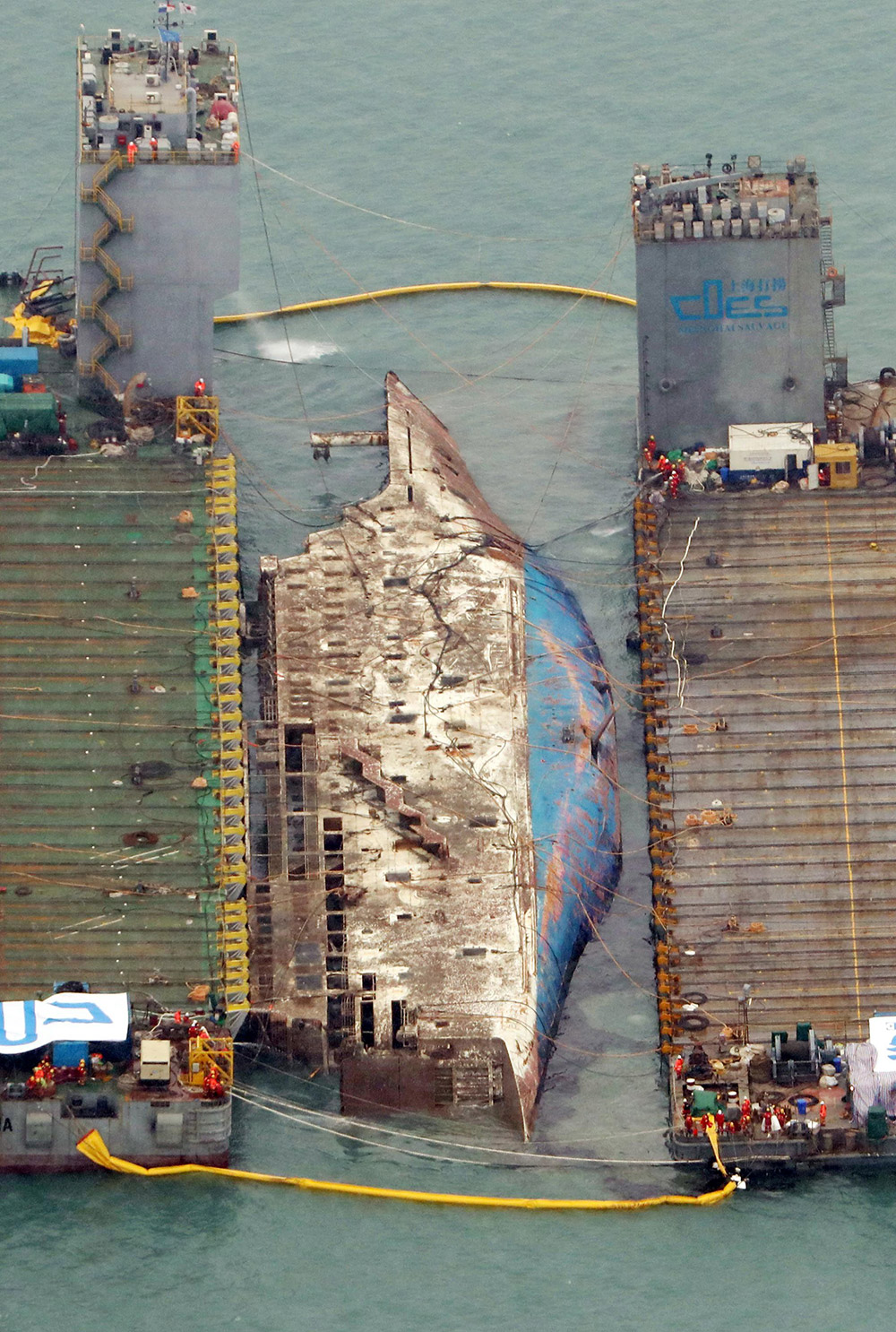 圖為3月23日在南韓珍島郡附近海域航拍的“世越”號沉船出水現場畫面。