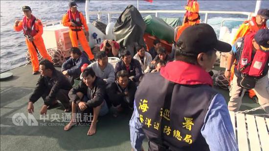 據台灣“中央社”3月23日援引台灣海防部門的消息報道，台灣“海巡署”扣押了中國大陸漁船的船員。