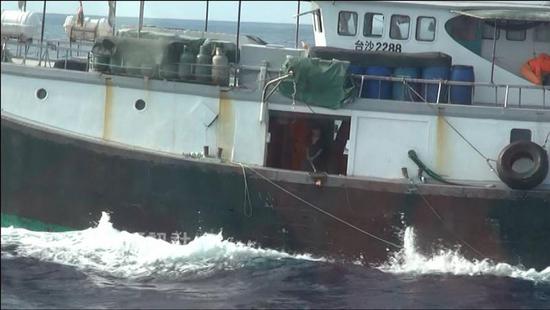 據報道，包括船員和船長在內的19人于本週早些時候在南海的東沙群島海域附近被扣。他們所有人都已被帶到台灣高雄市檢察院。
