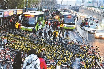 上千共用單車圍困公交車站單車佔道打破站臺秩序