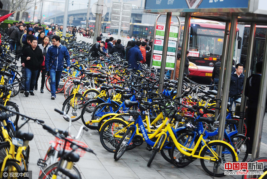 北京上千共享单车围住公交车站