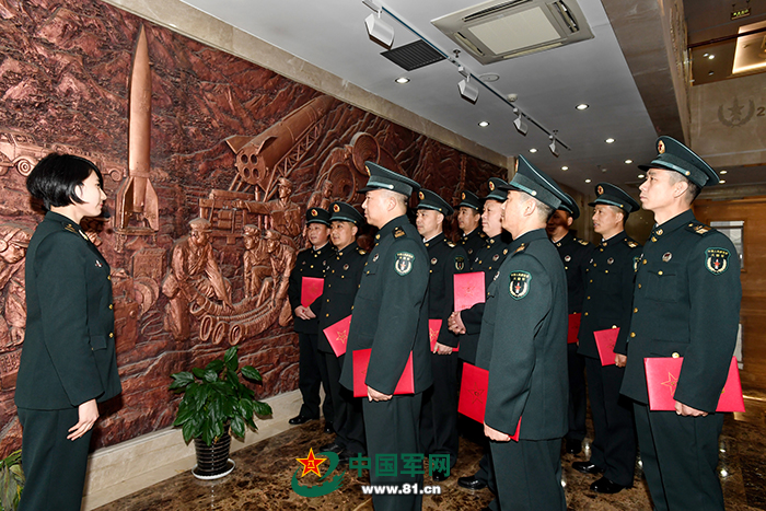火箭军举行授衔仪式 51名导弹兵戴上士兵最高军衔