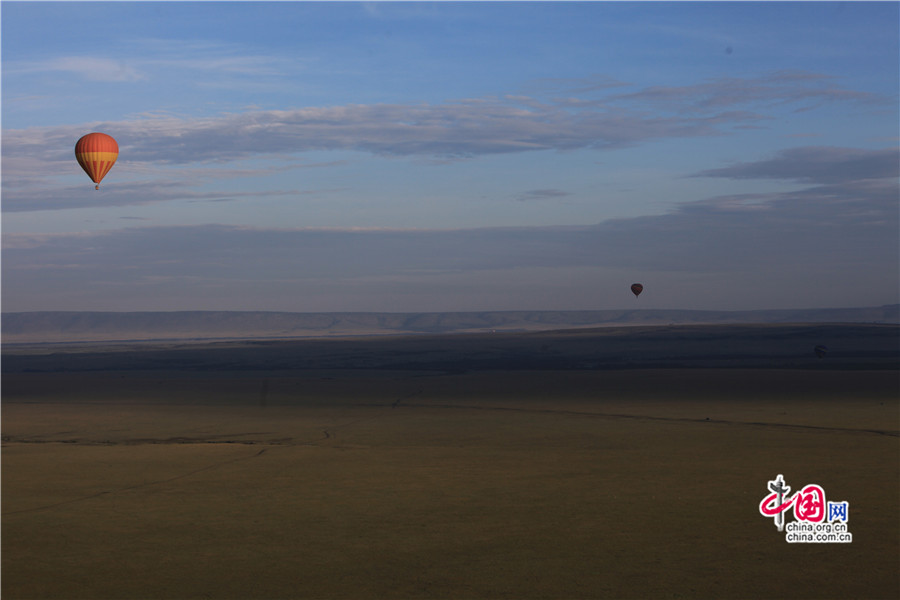 热气球飘向远方，越来越小，直到离开视线