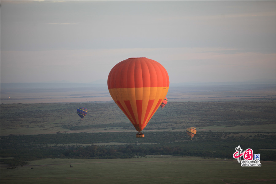 马赛马拉大草原升起的热气球，正如一个个彩色的梦想的泡泡