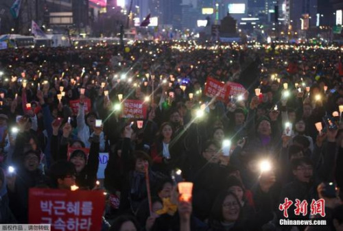 当地时间3月11日，韩国首尔，民众庆祝朴槿惠被弹劾下台，并要求拘捕朴槿惠。