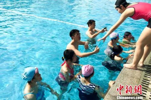 资料图：参与公益教学游泳活动的孩子们。洪坚鹏 摄