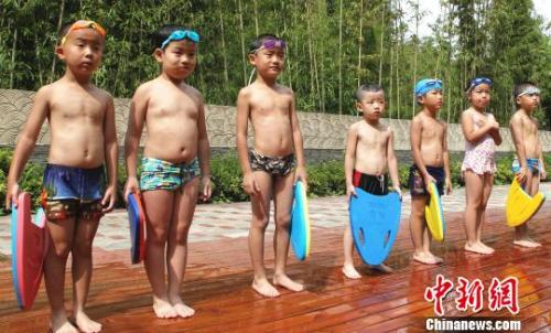 资料图：儿童做学习游泳前的准备。周毅 摄