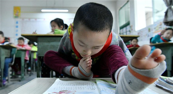 无臂男孩的快乐生活