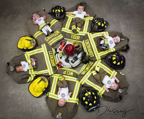 美6名消防员几乎同时当爹 晒喜感合影