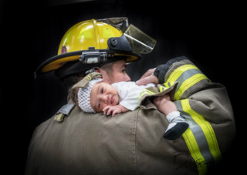 美6名消防员几乎同时当爹 晒喜感合影