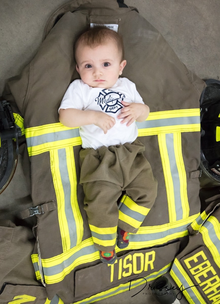 美6名消防员几乎同时当爹 晒喜感合影