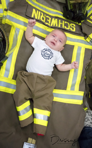 美6名消防员几乎同时当爹 晒喜感合影