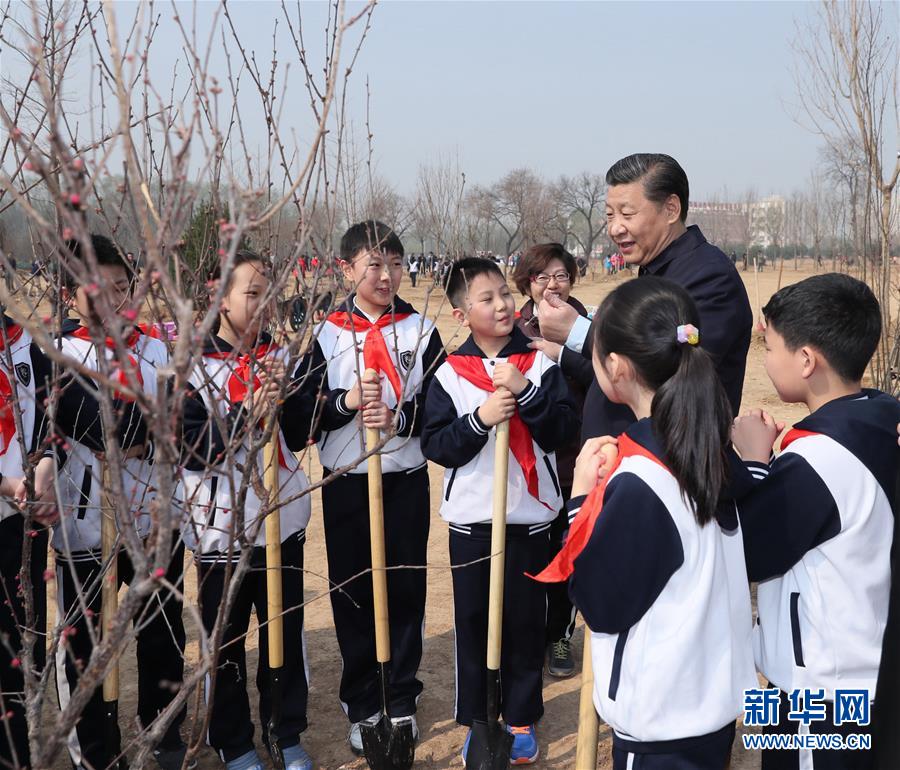 这是习近平同参加植树的少先队员交谈.新华社记者鞠鹏摄