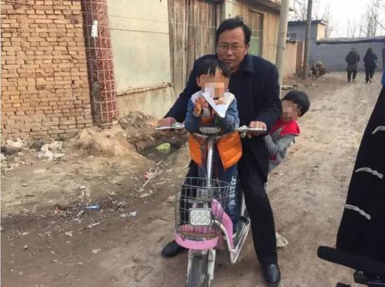 杜志浩的父親杜洪章用電動車接送兩個孩子