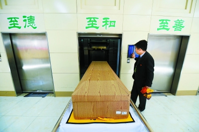 “跨界”火化师：聚会会“狡猾”地说在民政局工作