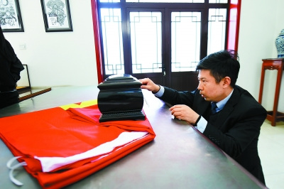 “跨界”火化师：聚会会“狡猾”地说在民政局工作