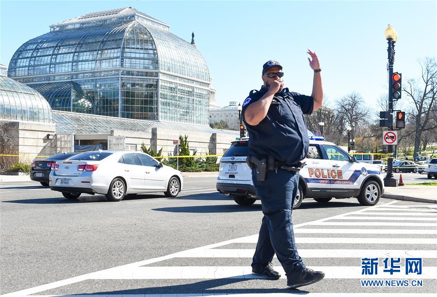 3月29日,在美国华盛顿,警察抵达事发现场.