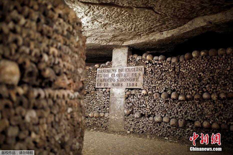 巴黎地下墓穴(又称骷髅墓)是法国巴黎一处著名的藏骨堂.