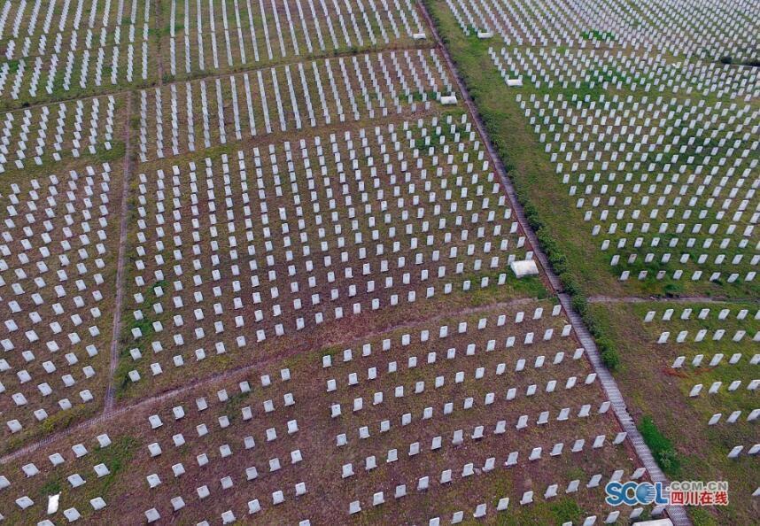 航拍全国最大烈士陵园 两万名烈士安眠