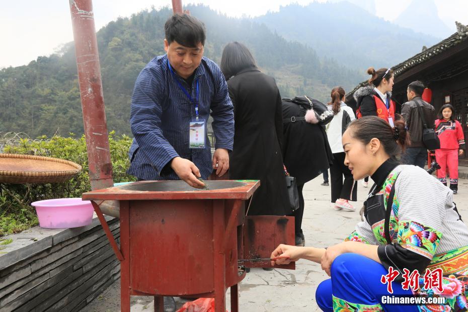 湘西保靖茶农现场竞技传统手工制茶工艺(组图)