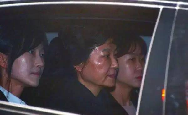 朴槿惠被批捕并关押已经一整天 她经历了什么？