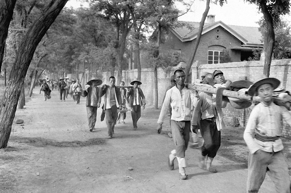 抗日战争时期,冀中抗日根据地的群众抬担架把八路军伤员转送到后方去