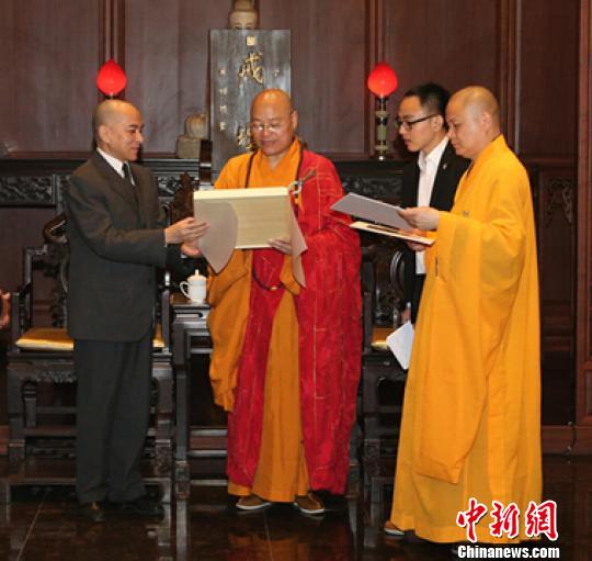 双方交换纪念礼品。灵隐寺供图