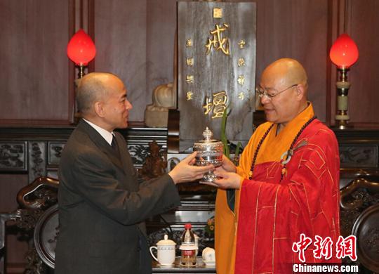 柬埔寨国王西哈莫尼赠送灵隐寺精美的柬埔寨工艺品。灵隐寺供图