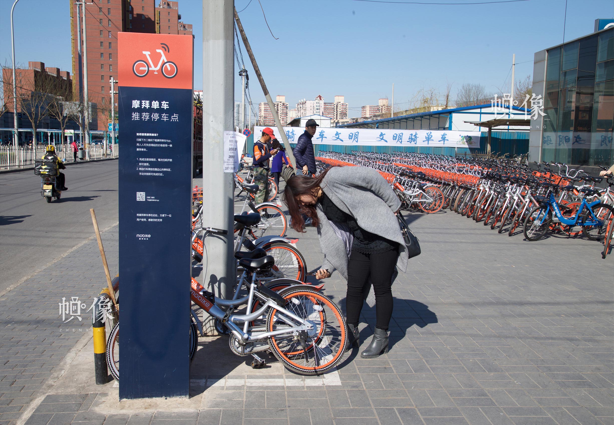 2017年3月27日，北京地鐵角門東站外，市民正在推薦停車區域掃碼取車。中國網記者 高南 攝
