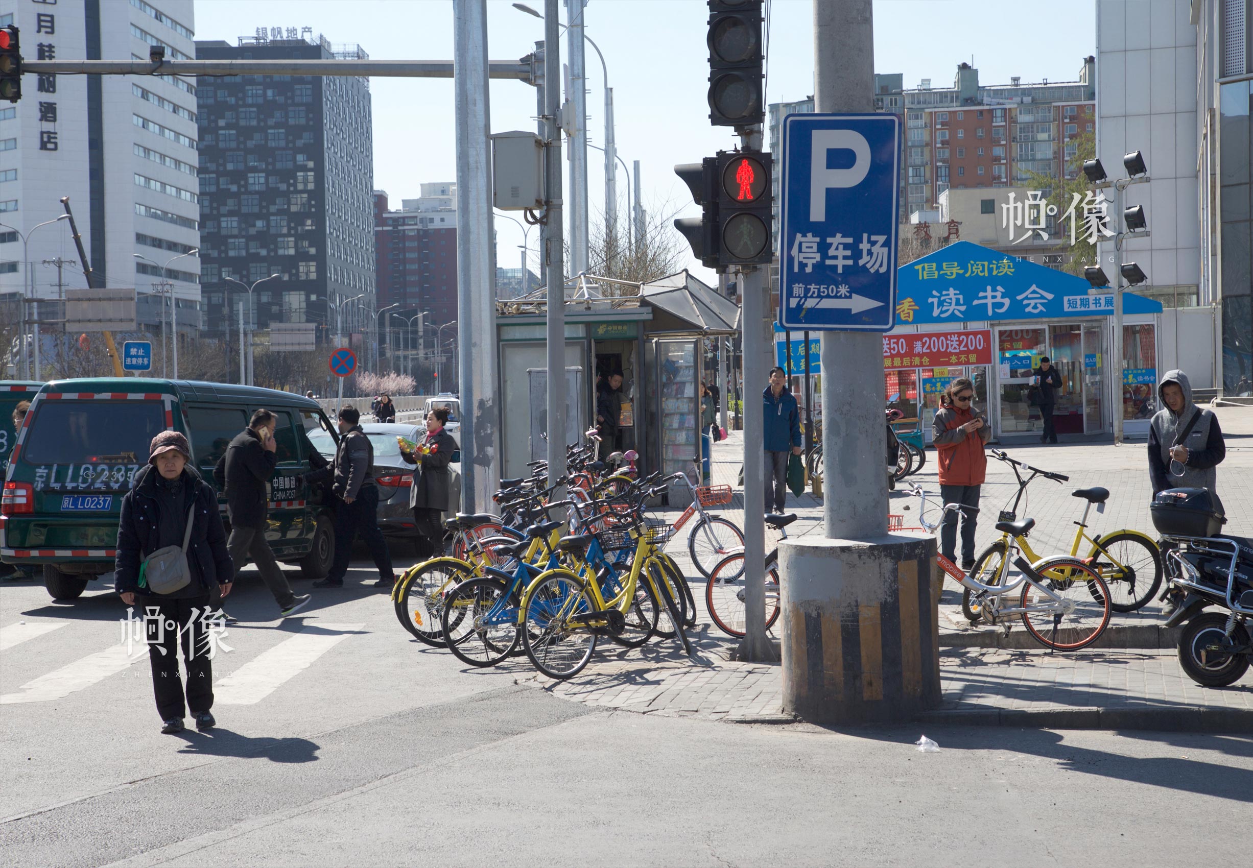 2017年3月27日，北京市馬家堡東路，多輛共用單車被無序停放在路口人行道上。中國網記者 高南 攝