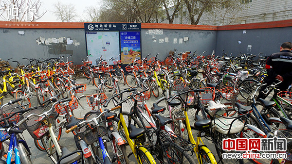 2017年3月30日，北京地铁新宫站，大量共享单车被无序的停放在出站口。中国网记者 高南 摄