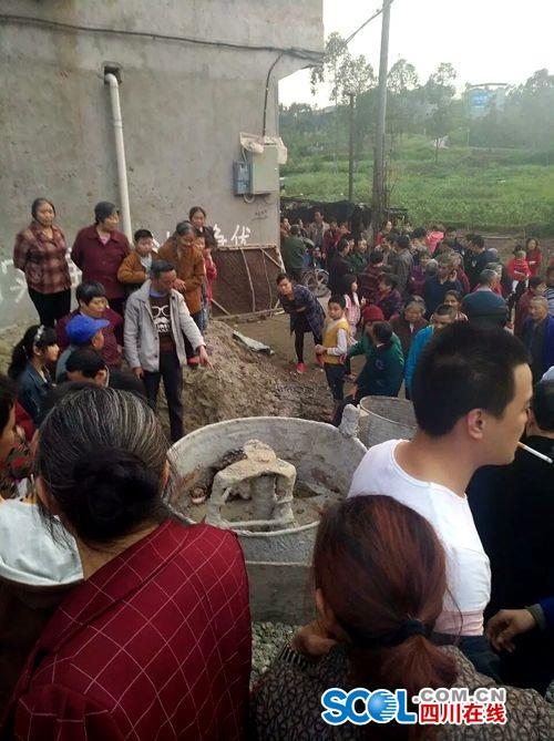 广安两名女童爬进搅拌机玩耍触动电源开关1死1伤