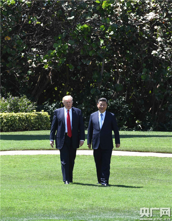 习近平同特朗普在海湖庄园中散步