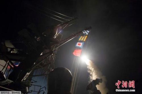 图为美军阿利·伯克级驱逐舰罗斯号发射导弹瞬间。