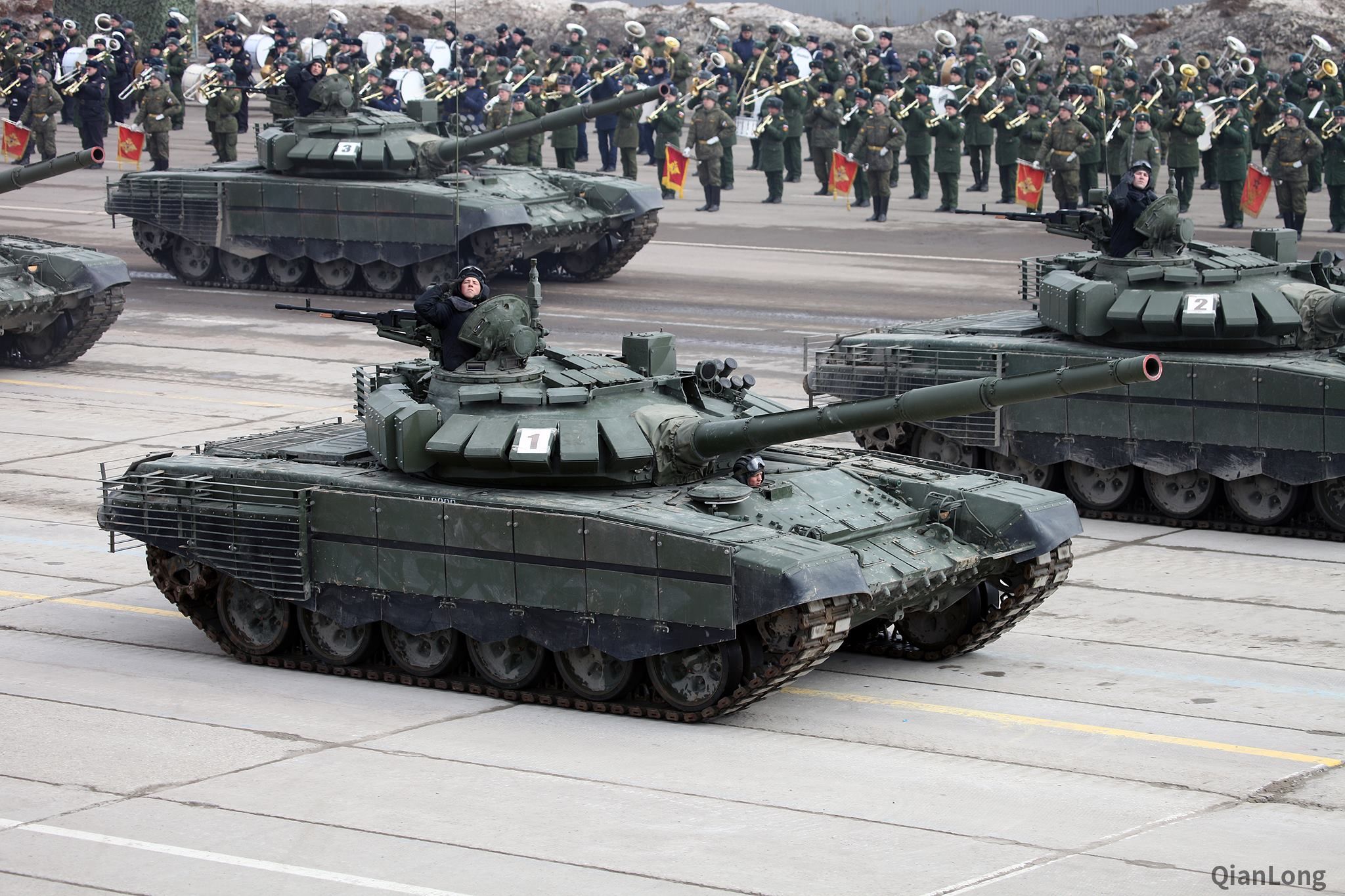 01.参加彩排的T-72B3坦克（摄影：维塔利·库斯曼）。