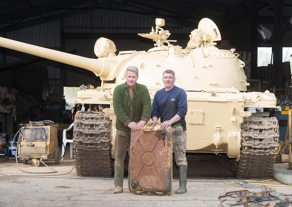 英国收藏者网购T-54坦克 油箱内发现金条