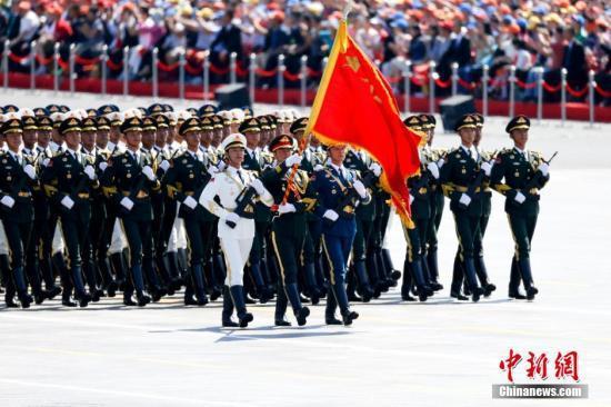 图为三军仪仗队方队接受检阅。中新社记者 杜洋 摄